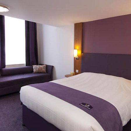 Premier Inn London Ealing Brentford Exteriör bild