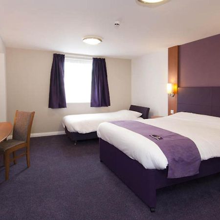 Premier Inn London Ealing Brentford Exteriör bild