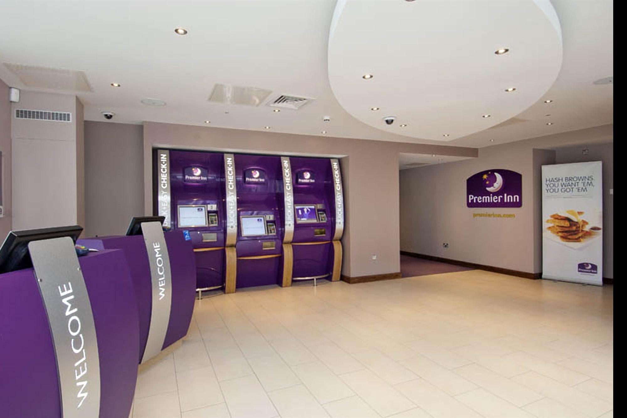 Premier Inn London Ealing Brentford Exteriör bild