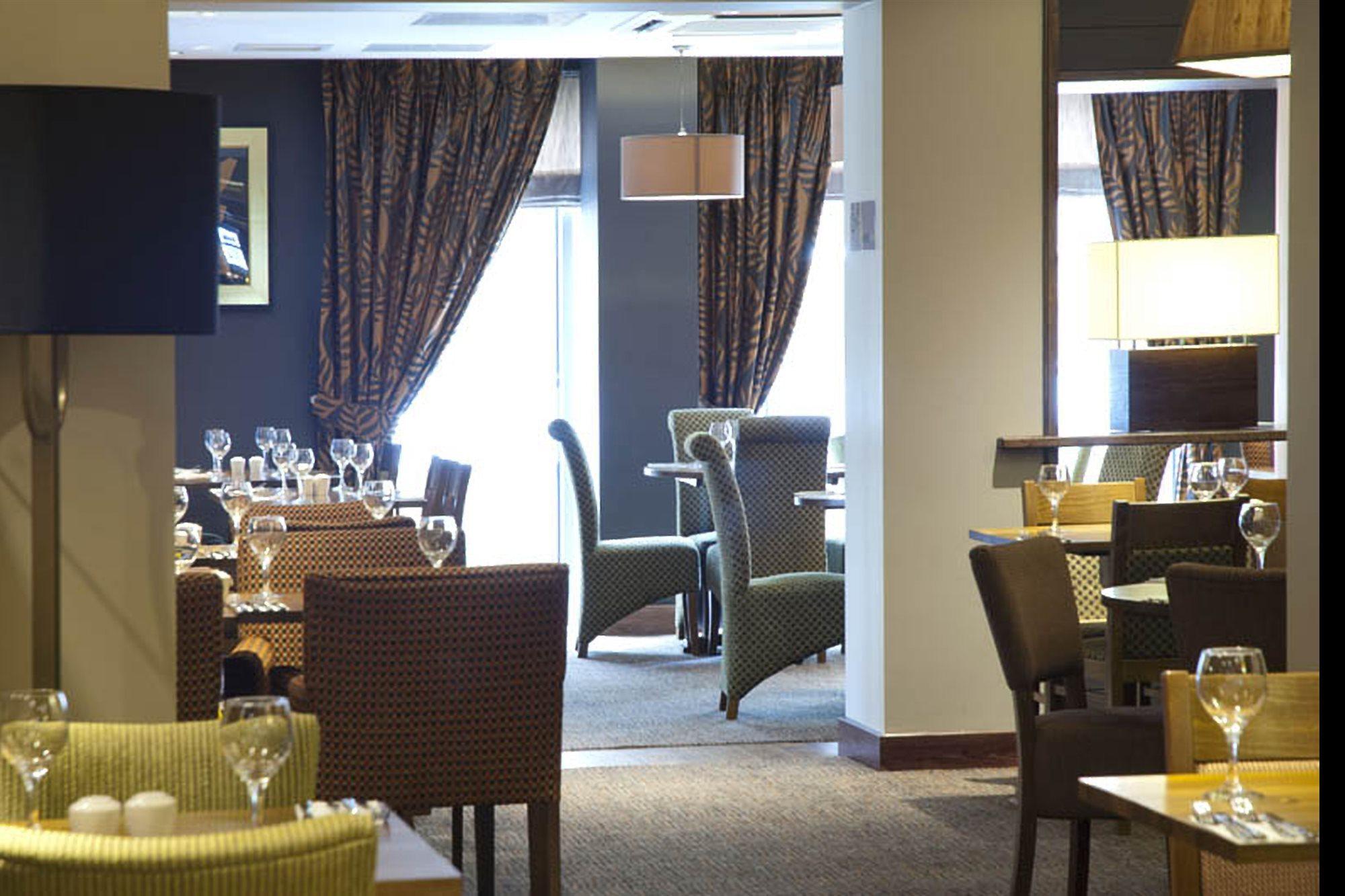 Premier Inn London Ealing Brentford Exteriör bild