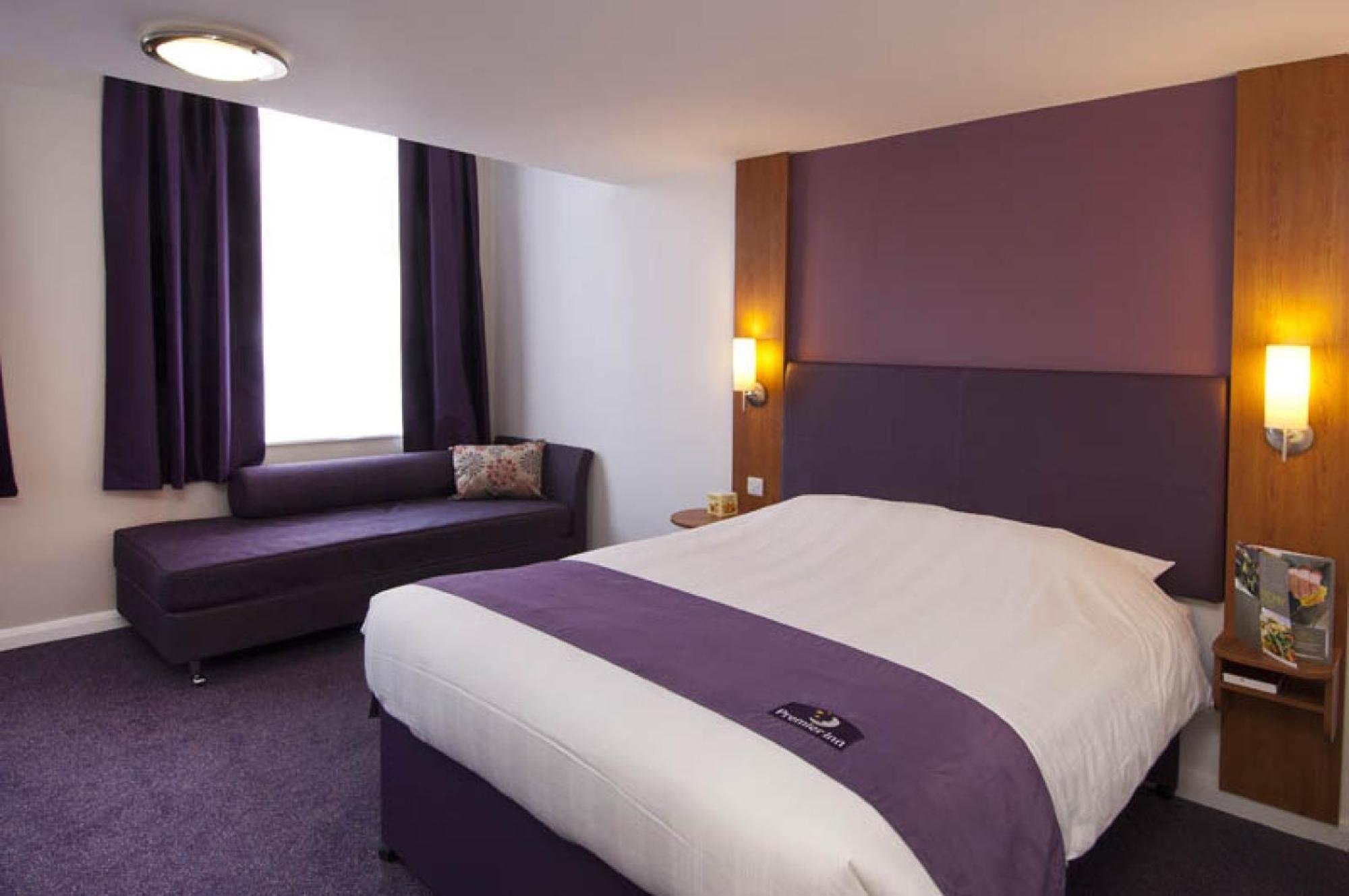 Premier Inn London Ealing Brentford Exteriör bild