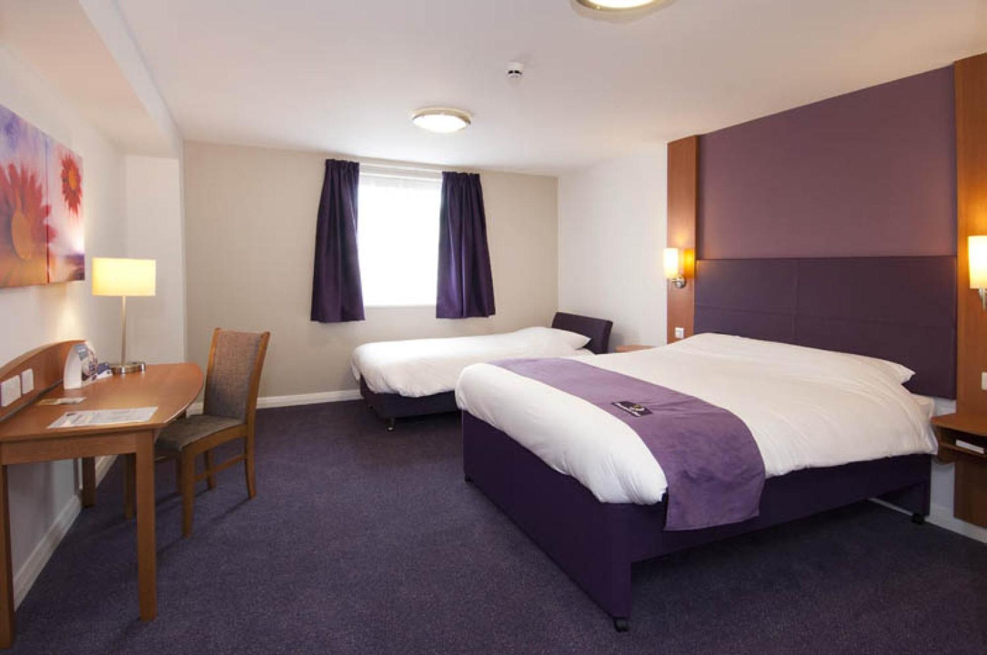 Premier Inn London Ealing Brentford Exteriör bild