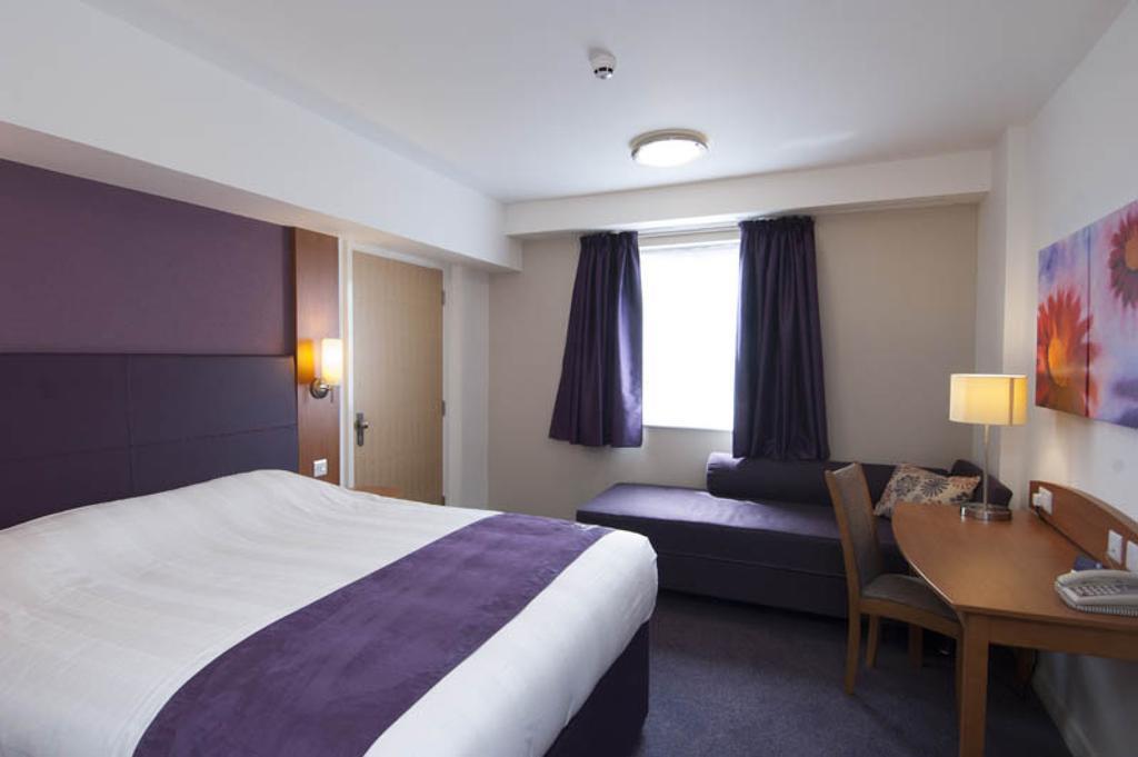Premier Inn London Ealing Brentford Rum bild