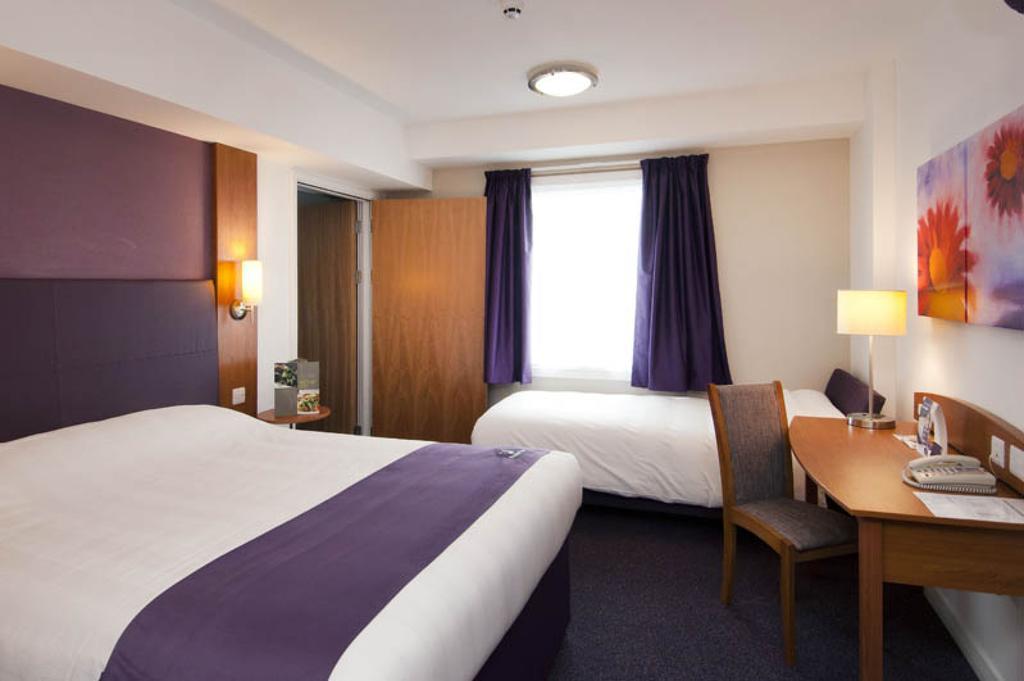 Premier Inn London Ealing Brentford Rum bild