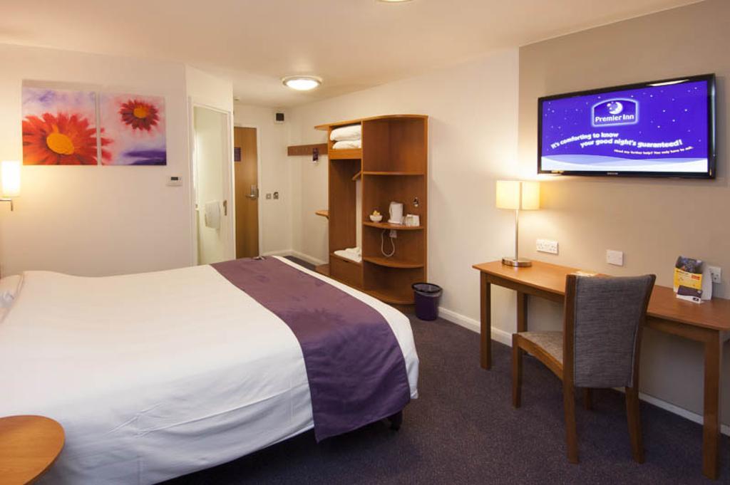 Premier Inn London Ealing Brentford Exteriör bild