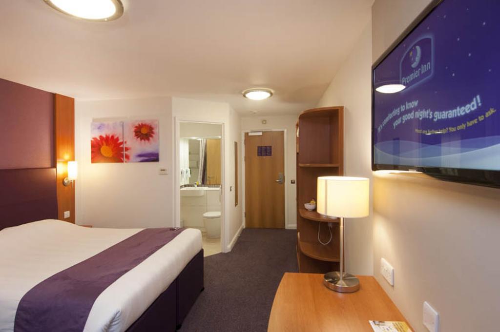 Premier Inn London Ealing Brentford Exteriör bild