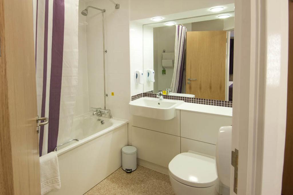 Premier Inn London Ealing Brentford Exteriör bild