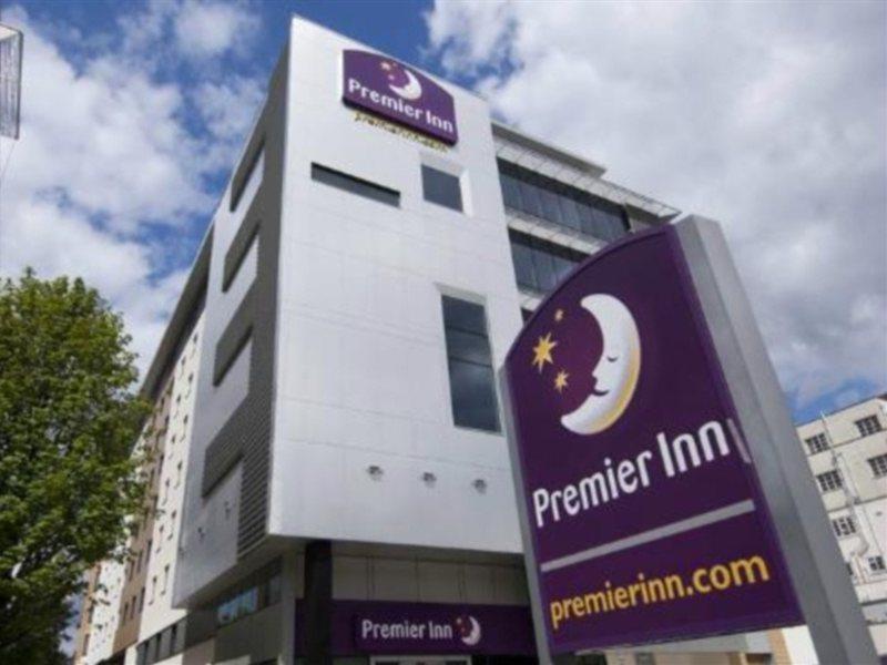 Premier Inn London Ealing Brentford Exteriör bild