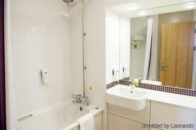 Premier Inn London Ealing Brentford Exteriör bild