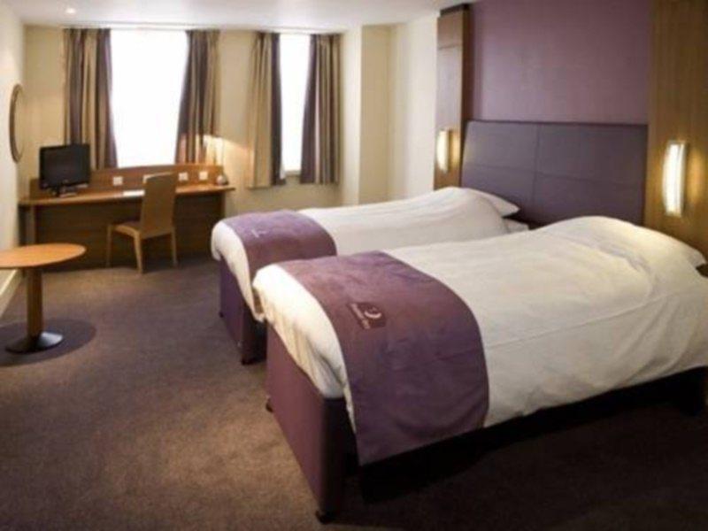 Premier Inn London Ealing Brentford Exteriör bild