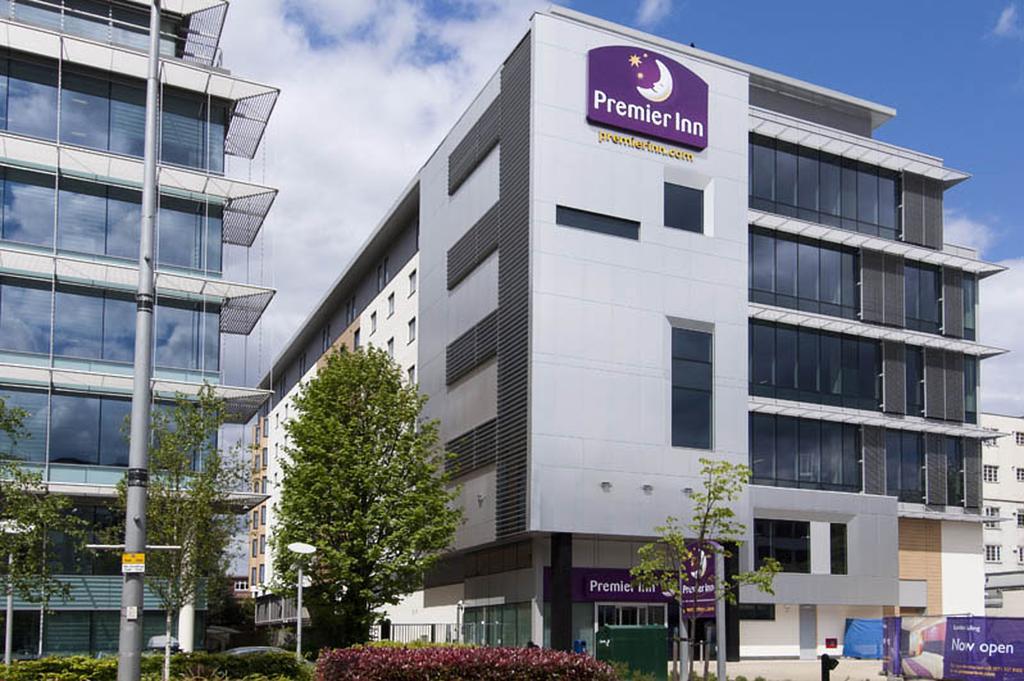 Premier Inn London Ealing Brentford Exteriör bild