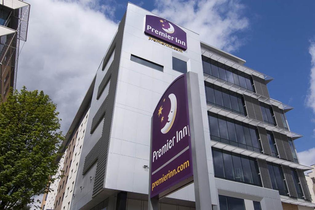 Premier Inn London Ealing Brentford Exteriör bild