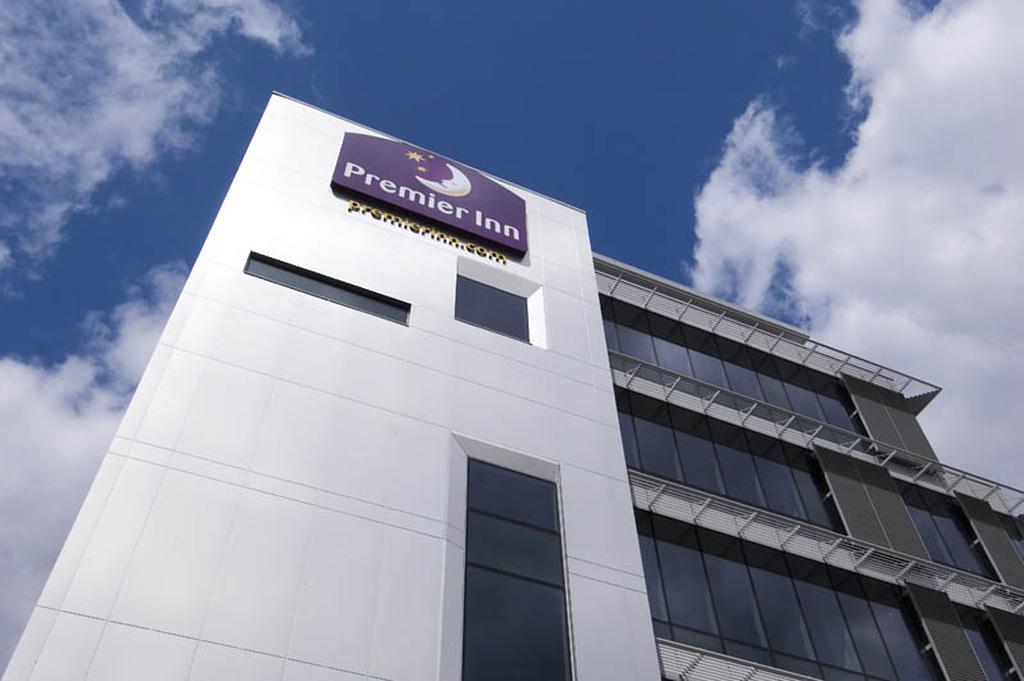 Premier Inn London Ealing Brentford Exteriör bild