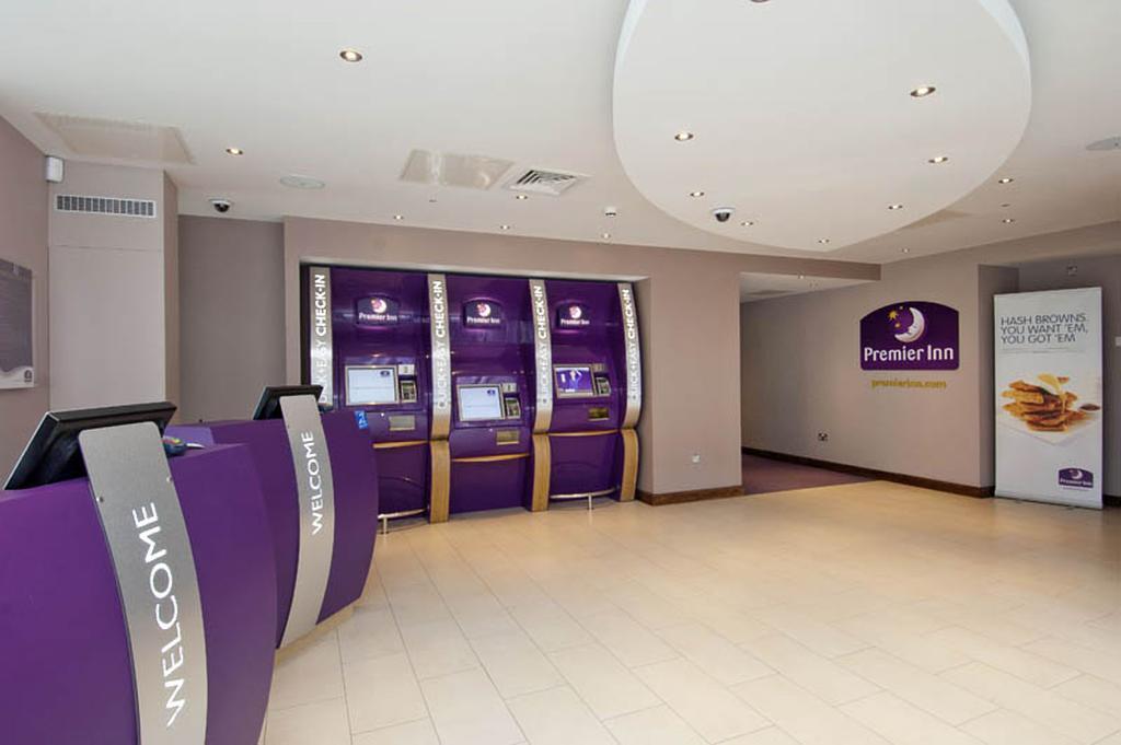 Premier Inn London Ealing Brentford Exteriör bild