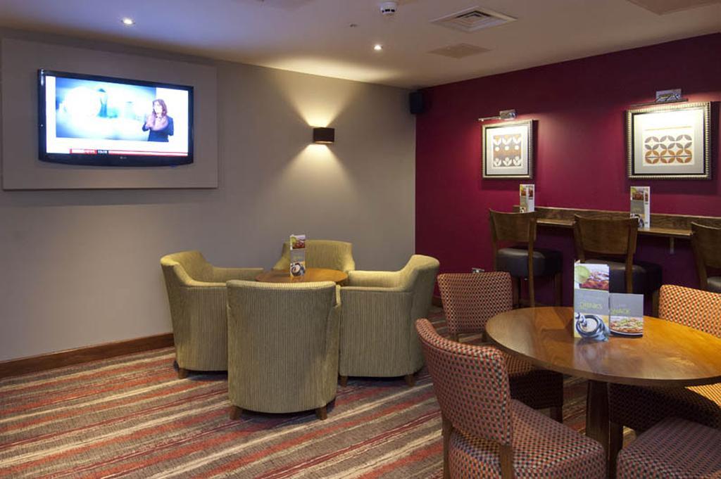 Premier Inn London Ealing Brentford Exteriör bild