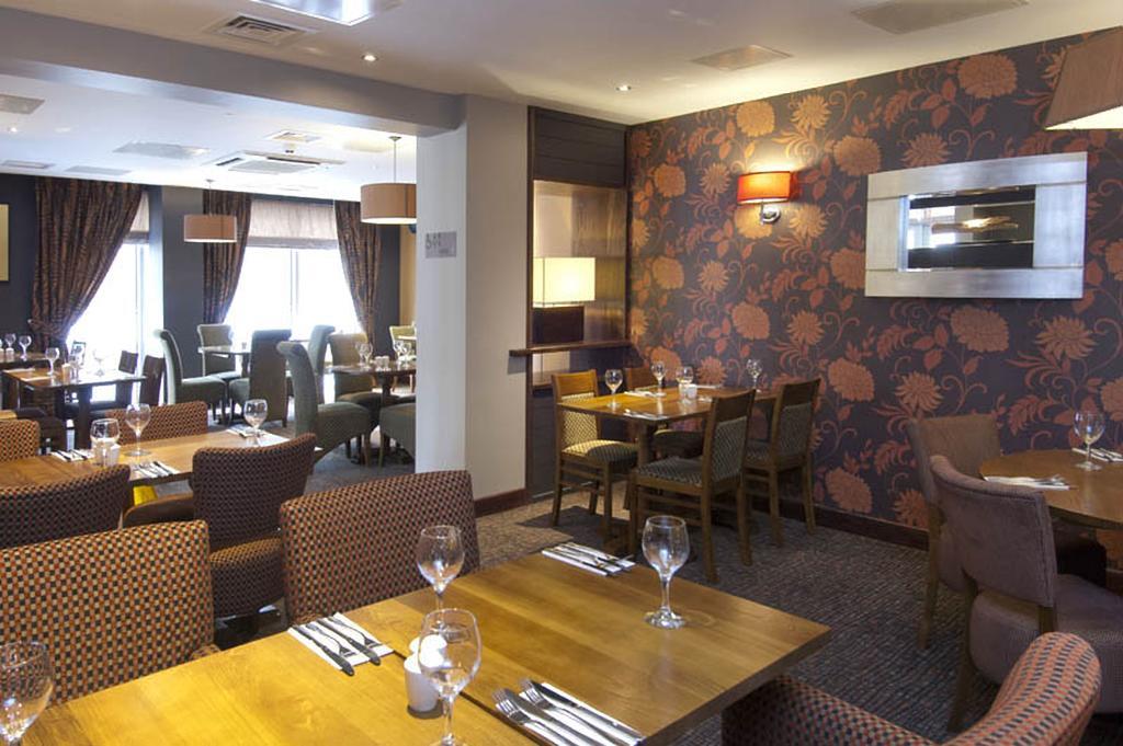 Premier Inn London Ealing Brentford Exteriör bild