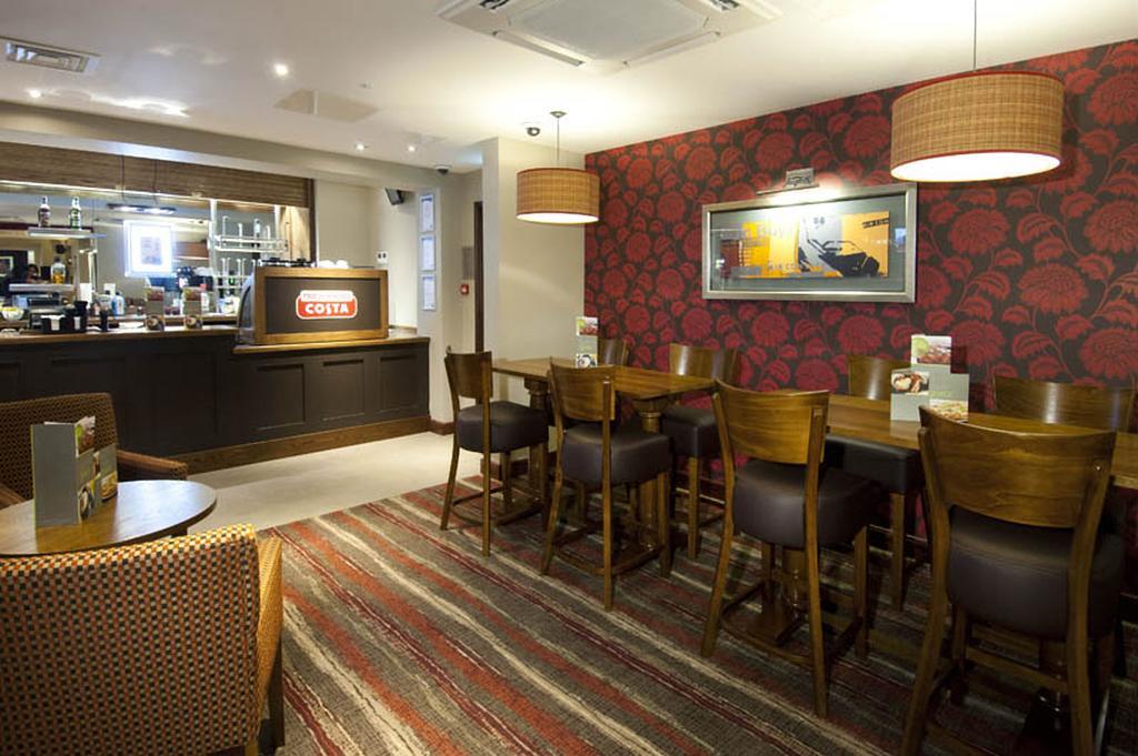 Premier Inn London Ealing Brentford Exteriör bild