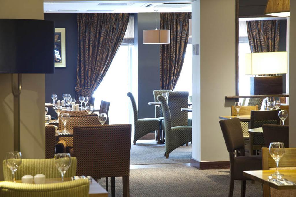 Premier Inn London Ealing Brentford Exteriör bild