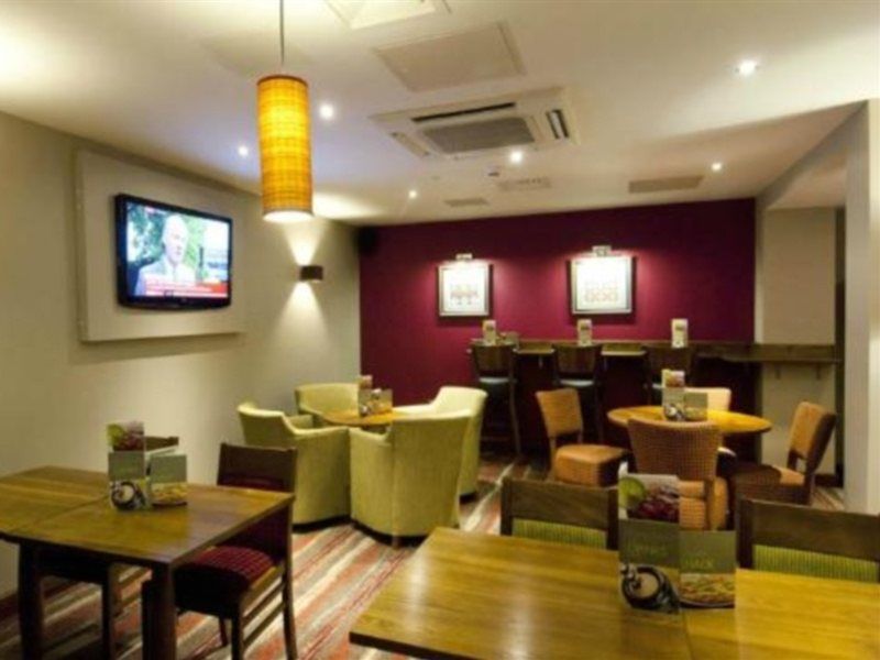 Premier Inn London Ealing Brentford Exteriör bild