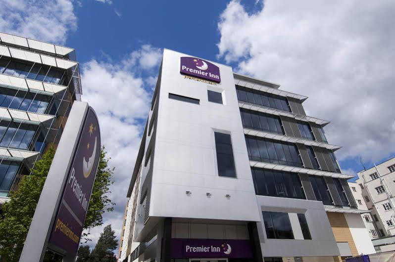 Premier Inn London Ealing Brentford Exteriör bild
