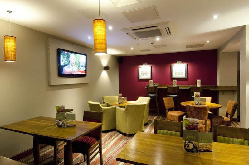 Premier Inn London Ealing Brentford Exteriör bild