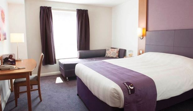 Premier Inn London Ealing Brentford Exteriör bild