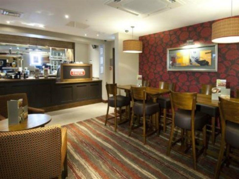 Premier Inn London Ealing Brentford Exteriör bild