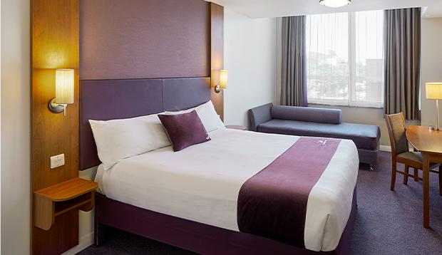 Premier Inn London Ealing Brentford Exteriör bild
