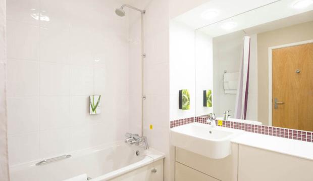 Premier Inn London Ealing Brentford Exteriör bild